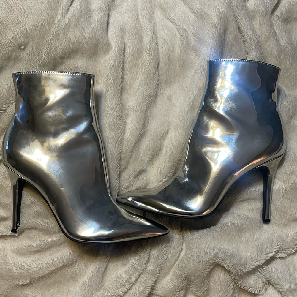 Simply adorable 🥰 silver ankle boots 🫶🏼